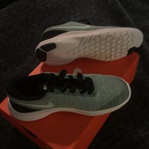 Women's Nike flex shoes size 6